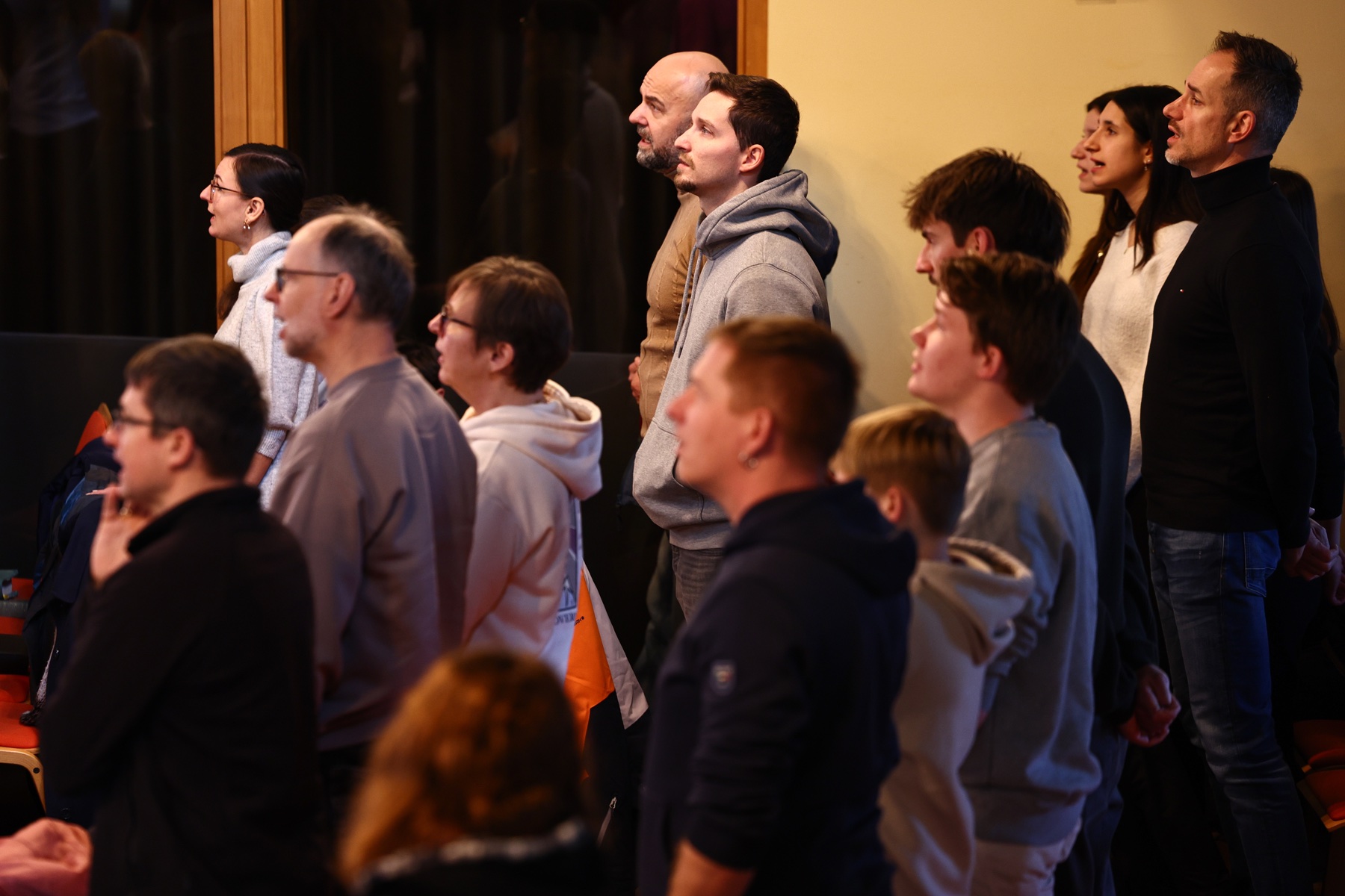 Gemeinde beim gemeinsamen Singen.