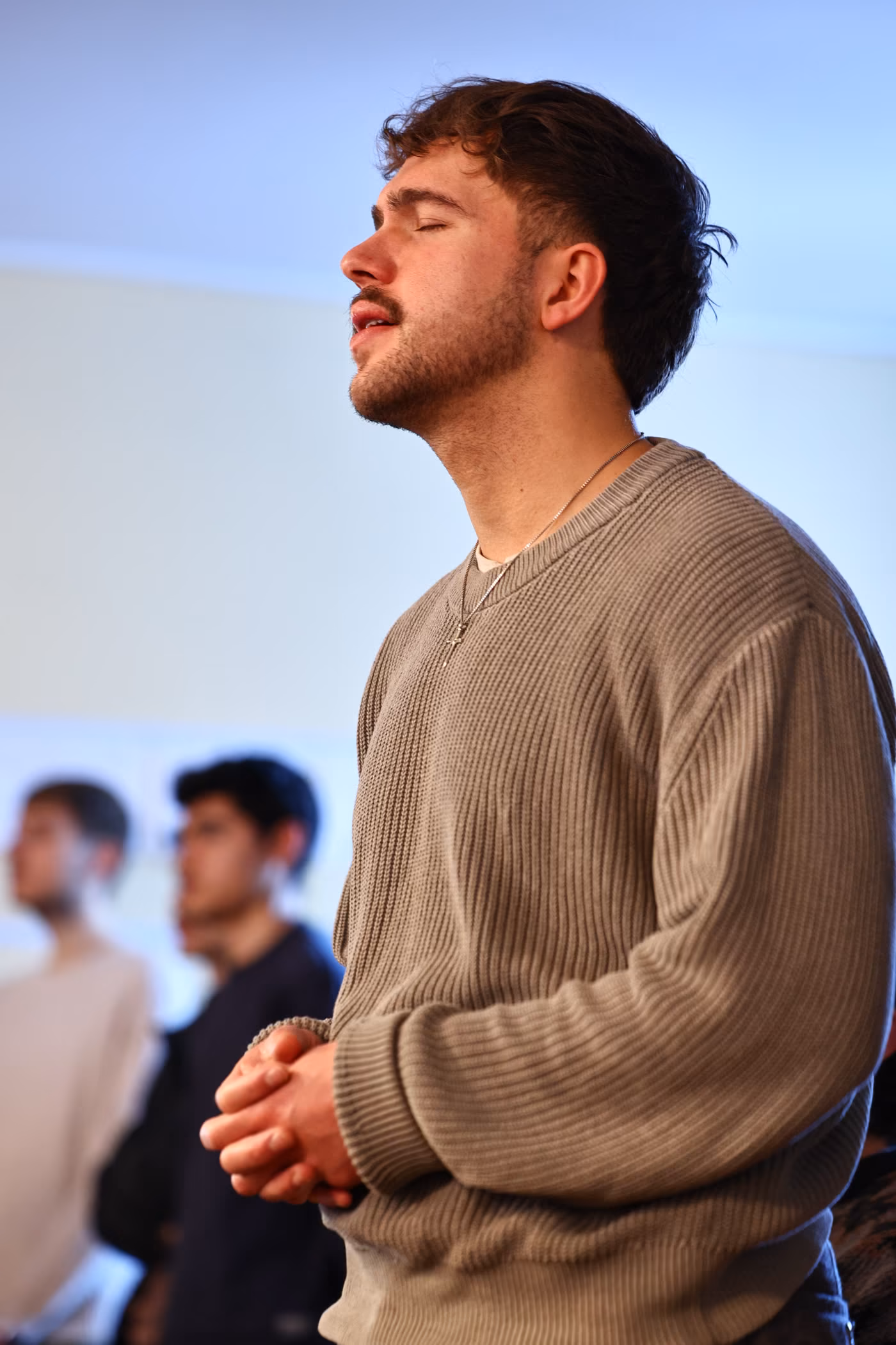 Ein Mann betet im Gottesdienst.