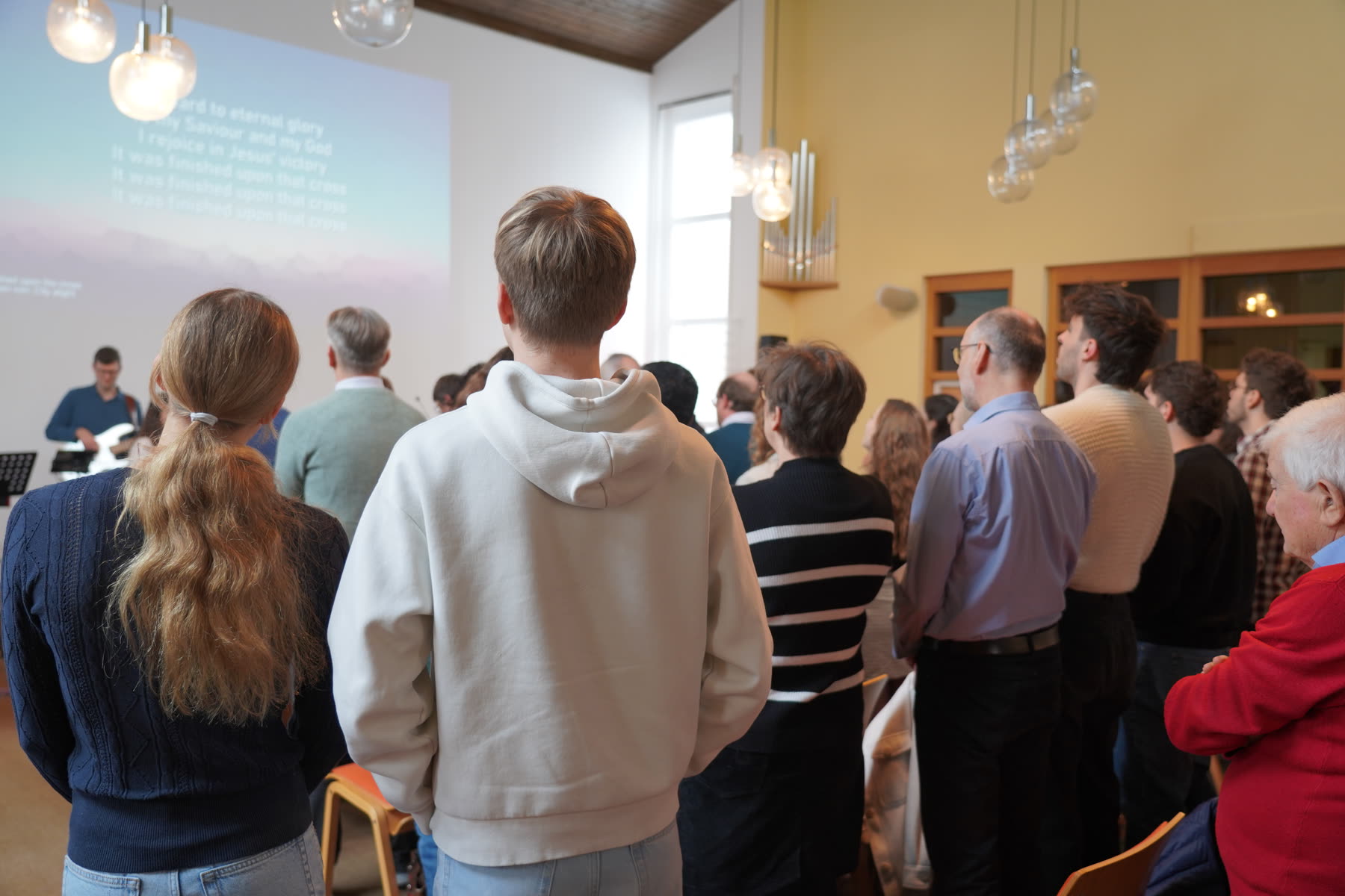 Gemeinde singt im Gottesdienst.