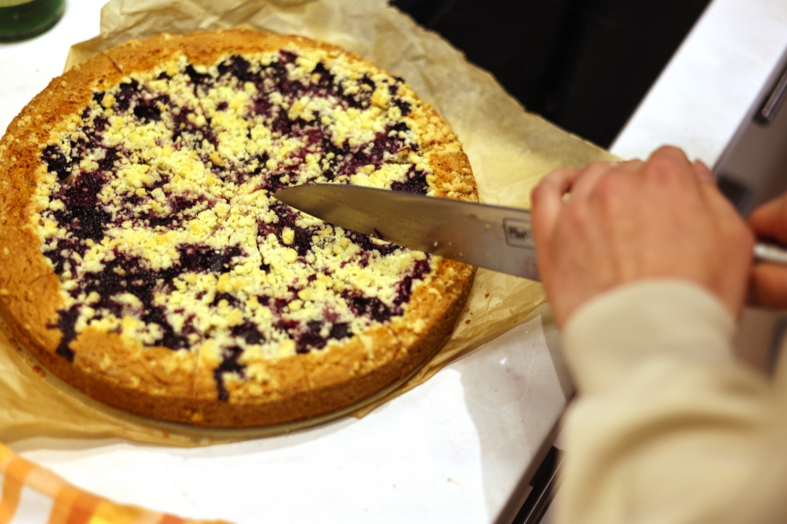 Ein Kuchen wird für das gemeinsame Buffet angeschnitten.