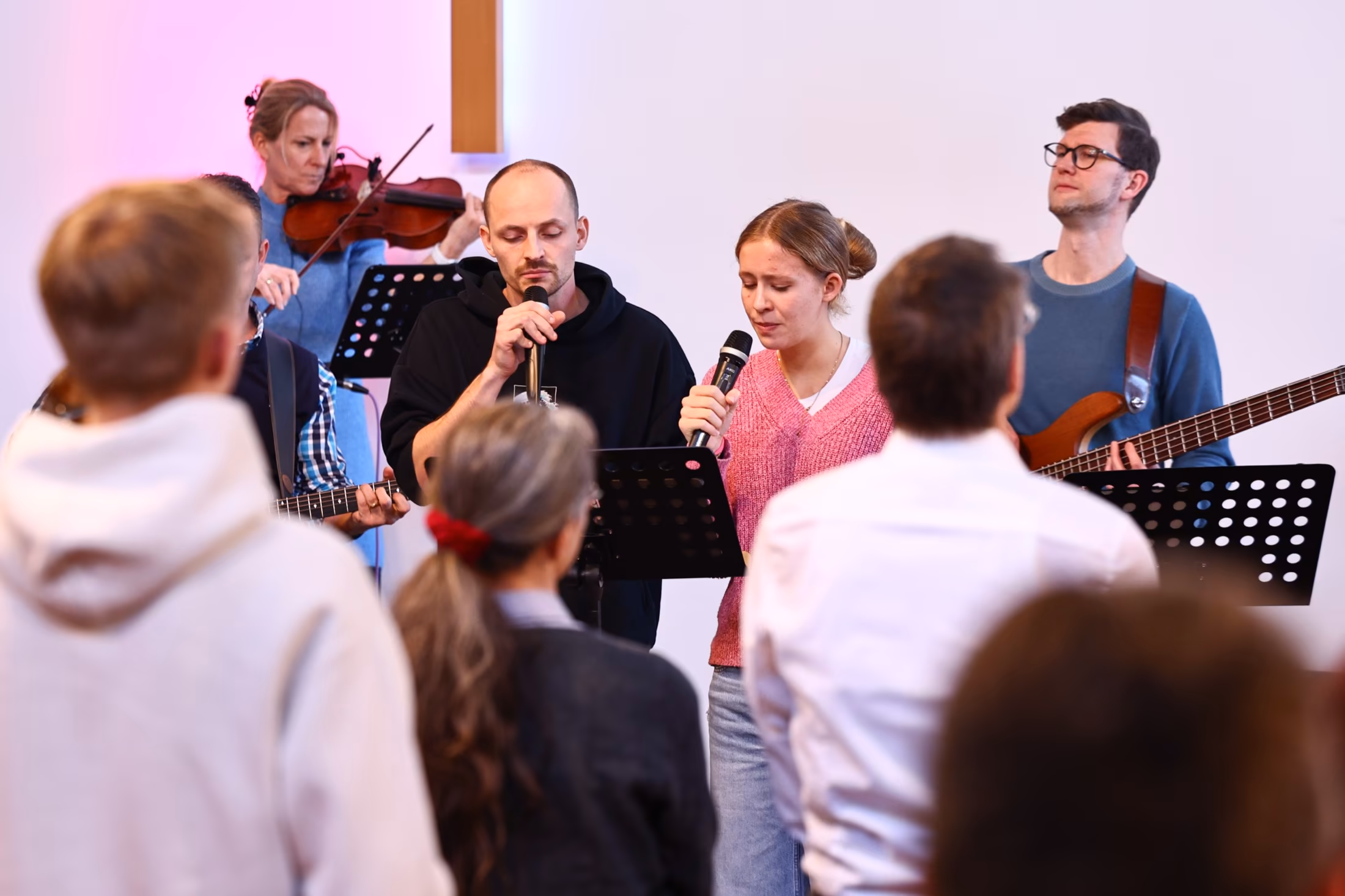 Musikerinnen und Musiker gestalten den Gottesdienst.