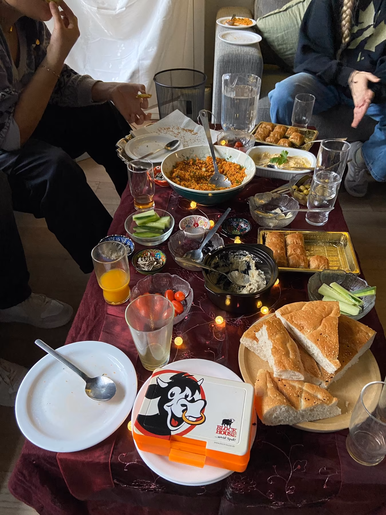 Teens sitzen bei einem gemeinsamen Essen zusammen.