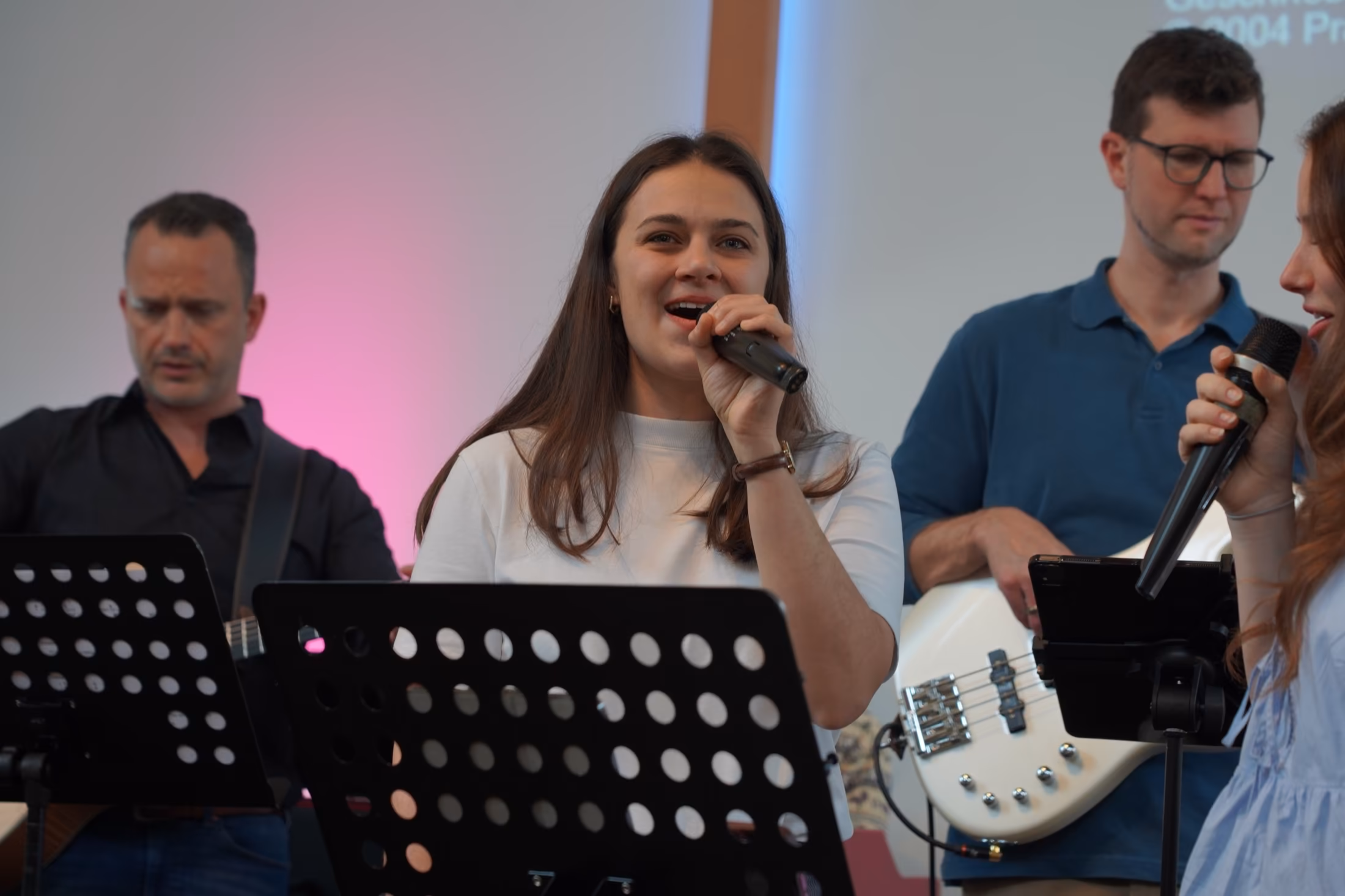 Musikerinnen und Musiker gestalten den Gottesdienst mit Gesang und Instrumenten.