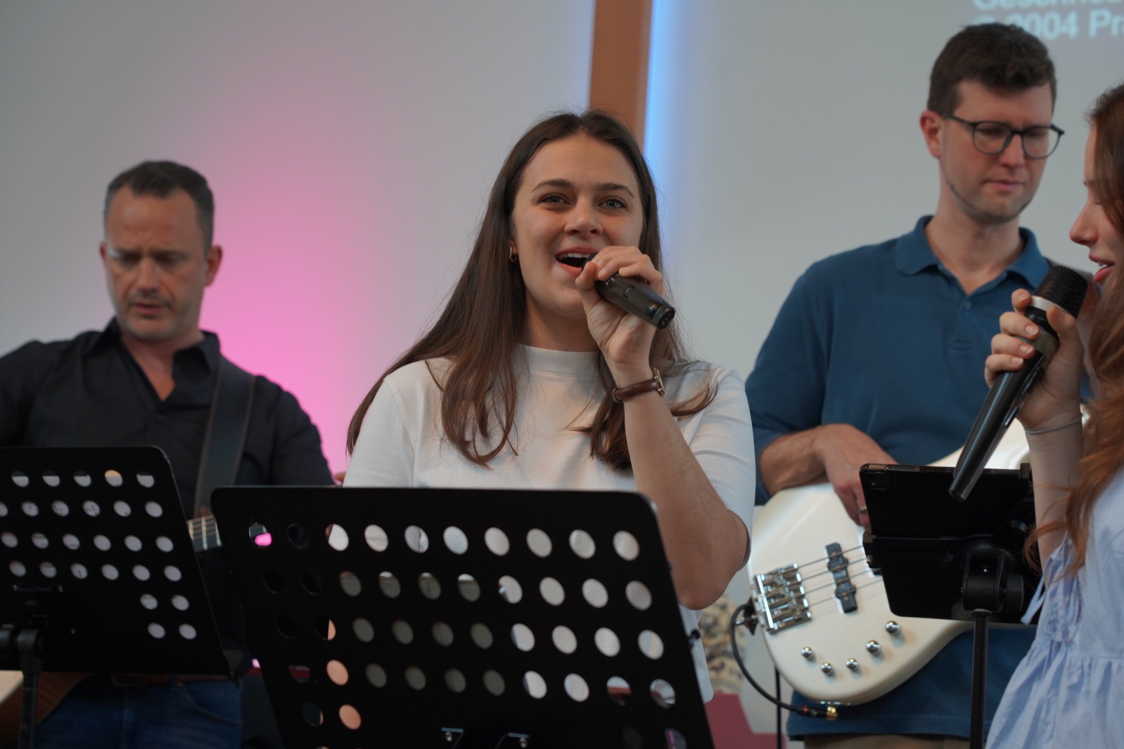 Musikerinnen und Musiker gestalten den Gottesdienst mit Gesang und Instrumenten.