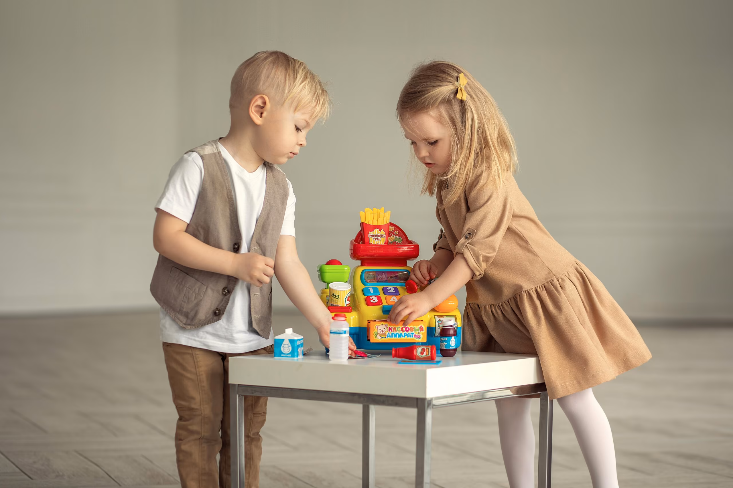 Kleinkind spielt mit buntem Holzspielzeug.