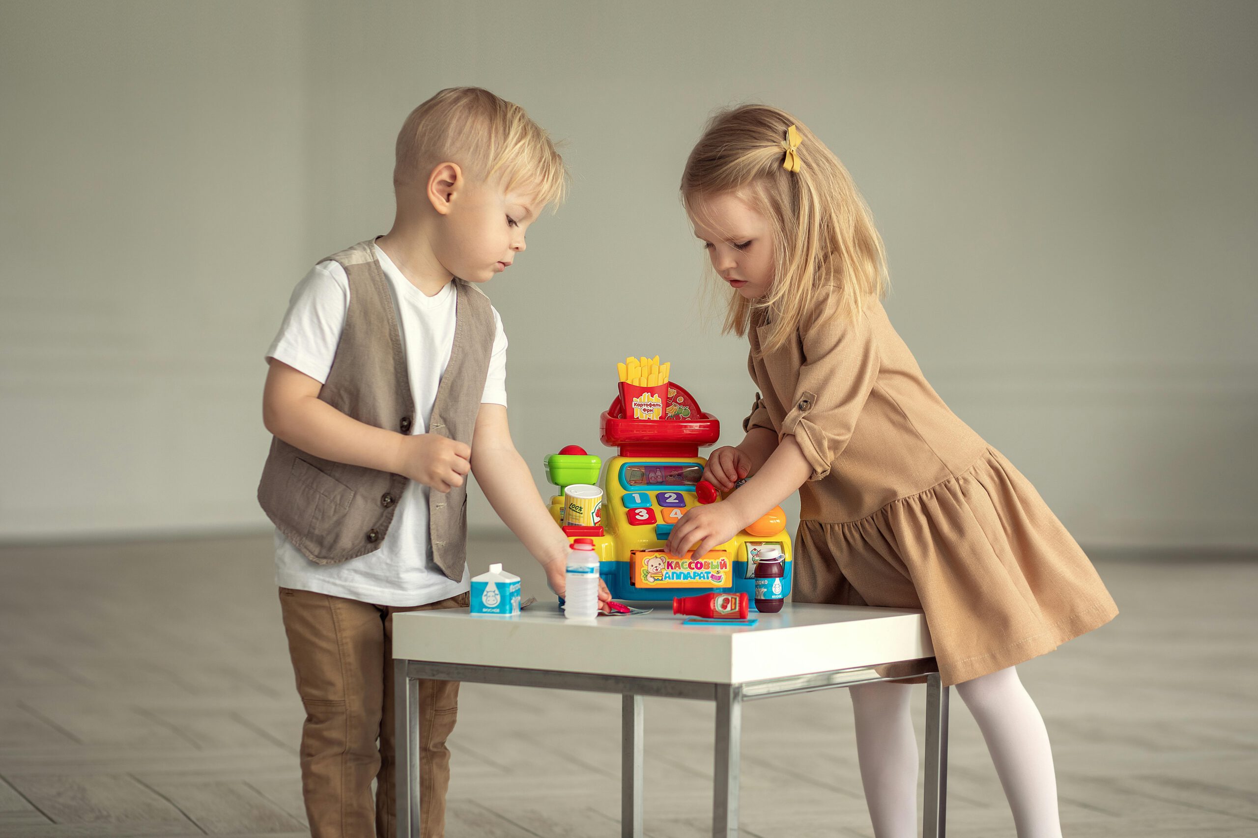 Kleinkind spielt mit buntem Holzspielzeug.