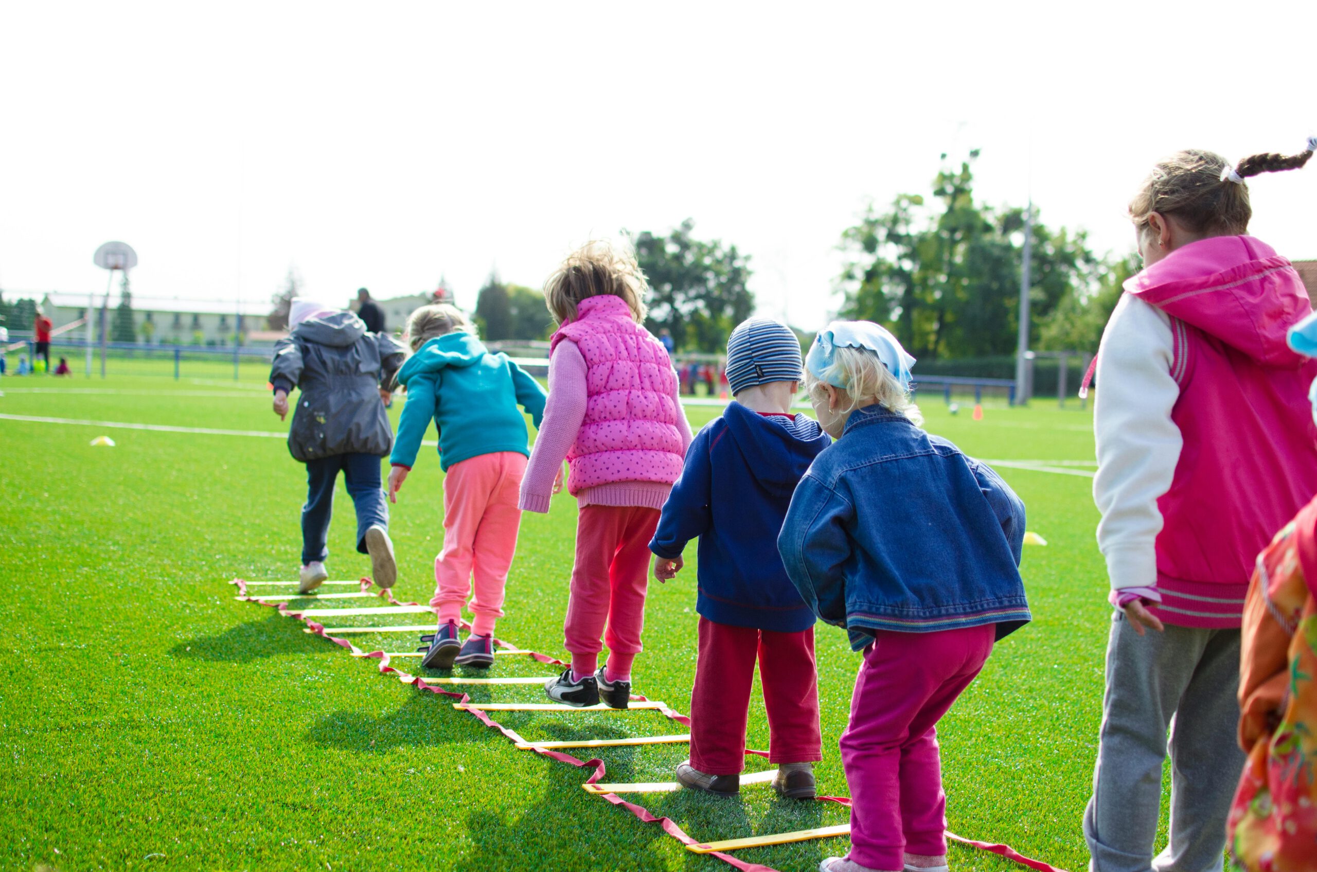 Bunte Bausteine und Spielzeug liegen bereit.