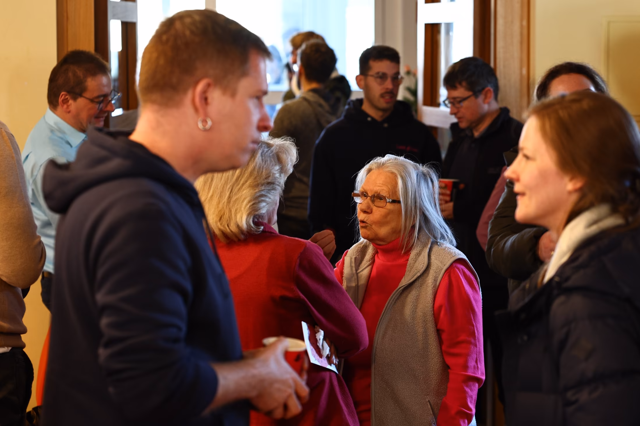 Besucherinnen und Besucher begegnen einander.